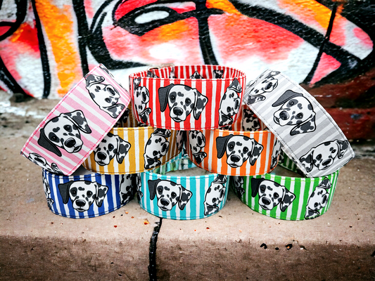 Bunte Dalmatiner (schwarze Hundeköpfe)